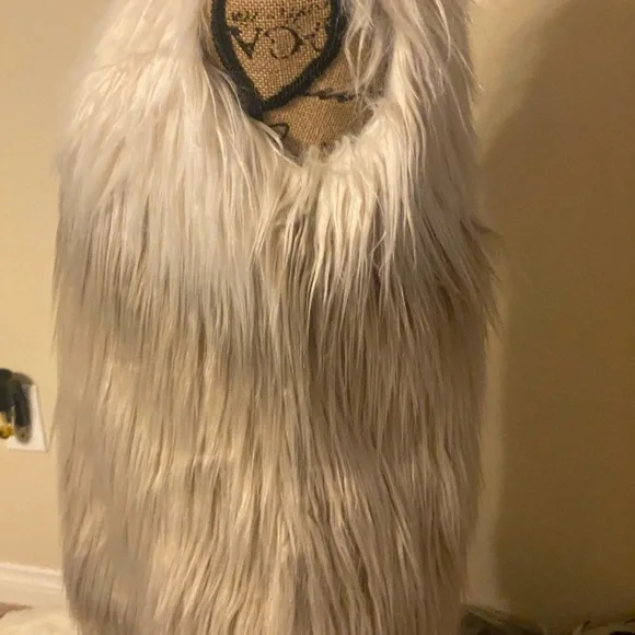 Faux Fur Vest. - Picture 3 of 8